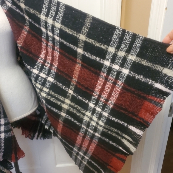 Buffalo Plaid Chunky Knit Shawl Poncho OSFM Black/Red - Picture 3 of 7